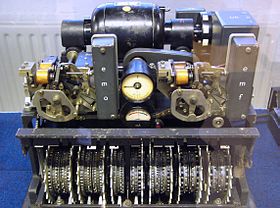 イギリスでは"Tunny"と名付けられた機械だドイツ軍は秘密のテレプリンタ通信を暗号化するために使用した。第二次世界大戦の終わりまで 連合国には見られなかったが ローレンツSZ42と知るまでは10個の車輪を持ち、それぞれ異なる数のカムを備えていました。合計501個のカムがあり、それぞれが上昇位置（アクティブ）または下降位置（非アクティブ）に置くことができました。