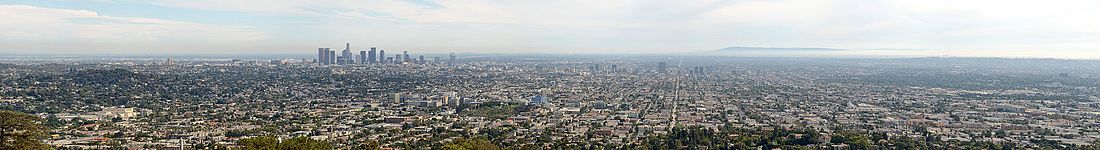 Panorama över Los Angeles sett från Griffith Observatory.   Från vänster till höger: Los Feliz, Los Angeles centrum och Hollywood.  