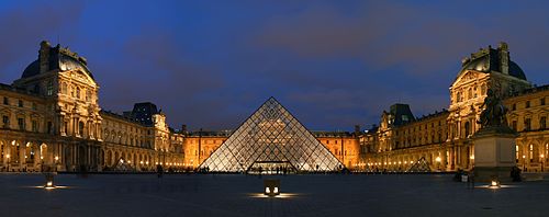 Het Louvre met de piramide van het Louvre in het midden