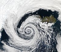 Una zona de bajas presiones sobre Islandia muestra un patrón espiral aproximadamente logarítmico.  