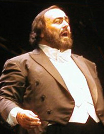 Luciano Pavarotti zpívá 15. června 2002 na koncertě na Stade Vélodrome v Marseille.