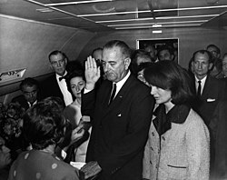 Varapresidentti Lyndon Johnson vannoo virkavalansa presidentiksi presidentti John F. Kennedyn murhan jälkeen (1963).  