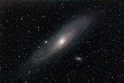 Sur cette image de la galaxie d'Andromède, Messier 32 est à gauche du centre.