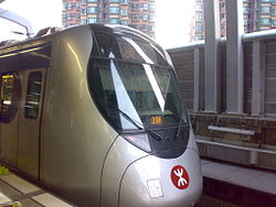 Ett tåg närmar sig City One Station, Ma On Shan Line  