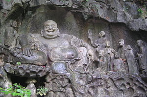 Maitreja z wyznawcami, jak pokazano w grotach Feilai Feng w Chinach