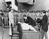 Japanse minister van Buitenlandse Zaken Mamoru Shigemitsu tekent de overgave op de USS Missouri op 2 september 1945.  