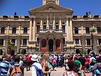 Een menigte verzamelt zich bij het oude stadhuis van Kaapstad de dag na de dood van Mandela  