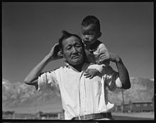 Um avô e neto em Manzanar. Os idosos e as crianças muito jovens podem ter ficado mais doentes com o tempo muito quente e frio nos acampamentos.