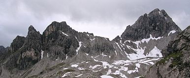 Vasemmalta oikealle: Hermannskarturm, Hermannskarspitze ja Marchspitze (kaakosta).  