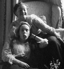 Groothertoginnen Maria en Anastasia trekken gezichten voor de camera in gevangenschap in Tsarskoe Selo in het voorjaar van 1917.  
