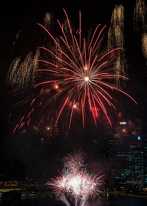 I fuochi d'artificio sul fiume Hongbao di Singapore durante il Festival delle Lanterne nel 2015    