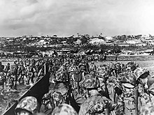Amerikaanse mariniers waden aan land om het bruggenhoofd op Okinawa te ondersteunen, 1 april 1945.  