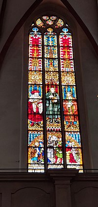 Een glas-in-lood afbeelding van protestantse leiders, waaronder Maarten Luther  