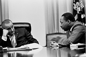 President Lyndon Johnson en Dr. King praten over eerlijke huisvesting in 1966  