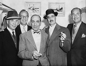 Viisi veljestä juuri ennen heidän ainoaa yhteistä televisioesiintymistään Tonight! America After Dark, isäntänä Jack Lescoulie, 18. helmikuuta 1957; vasemmalta: Harpo, Zeppo, Chico, Groucho ja Gummo.  