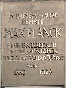 Een gedenkplaat voor Max Planck bij zijn ontdekking van de constante van Planck, voor de Humboldt Universiteit, Berlijn. Engelse vertaling: "Max Planck, ontdekker van het elementaire quantum van actie h, onderwees in dit gebouw van 1889 tot 1928."
