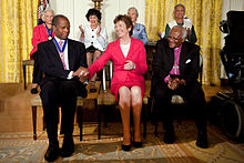 Poitier, Mary Robinsonová a Desmond Tutu pri preberaní Prezidentskej medaily slobody, 2009