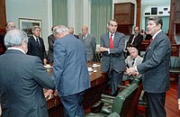 Среща на Рейгън с членове на Конгреса на САЩ относно плановете за нападение срещу Либия след бомбардировките, април 1986 г.  