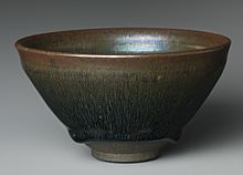 Чашка для чая из посуды цзянь с глазурью "заячий мех", династия Южная Сун, XII век, Музей Метрополитен (см. ниже)