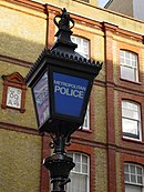 Lámpara azul que simboliza la Policía Metropolitana de Londres, fundada el 29 de septiembre de 1829.  