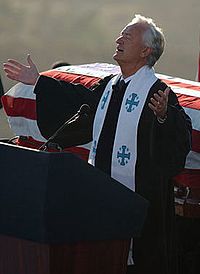 Wenning pitämässä puhetta Ronald Reaganin hautajaisissa kesäkuussa 2005.  