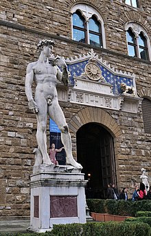 Artistic beginnings of the modern era: Michelangelo's David as a marble copy at the entrance to the Palazzo Vecchio in Florence