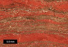 Близък план на образец на формация от лентово желязо от Горен Мичиган. Мащабът е 5,0 mm.  