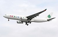 En A330-200 från Middle East Airlines landar på London Heathrow Airport.  