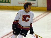 Майк Комодор изиграва само 18 мача от редовния сезон в Калгари, но е популярен участник във финала за купа "Стенли" на "Пламъците" през 2004 г.  
