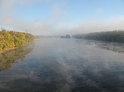 Мъгла над реката.  