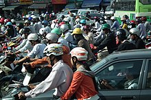 Te veel mensen in het drukke verkeer in Thành phố Hồ Chí Minh  