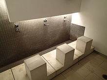 Prostor za moško umivanje v večverskem centru Univerze v Torontu