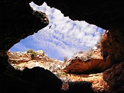 Jeskynní systém Murrawijinie při pohledu zevnitř. Jedná se o krasový systém, který vznikl prouděním vody ve vápenci. Murrawijinie znamená "krvavé ruce": jeskyně využívali domorodí obyvatelé, kteří na stěnách jeskyní zanechávali okrové šablony rukou.  