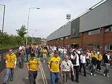 Fans wandelen langs de weg waaraan het stadion zijn naam ontleent  