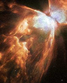 Nebula NGC 6302. De rode kleur wordt veroorzaakt door geïoniseerde stikstof.