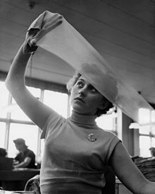 1954 m. tikrinamos nailoninės kojinės.