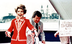 Sponsori Nancy Reagan rikkoo perinteisen samppanjapullon USS TICONDEROGA (CG-47) -aluksen keulan poikki aluksen ristiäisissä.  