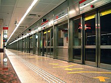 Een blik op de stationsdeuren van het Raffles Place MRT station  