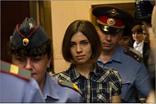 Pussy Riotin Nadezhda Tolokonnikova sai kaksi vuotta vankeutta, samoin toinen nainen, Maria Aljouhina; he istuivat 21 kuukautta erillisissä vankiloissa.