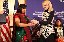 Nadia Sharmeen recebendo o International Women of Courage Awards, Mar 2015.
