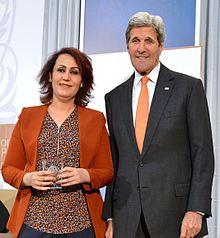 Nagham Nawzat in 2016 met de Amerikaanse minister van Buitenlandse Zaken John Kerry
