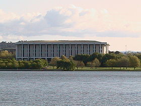 Australian kansalliskirjasto Burley Griffin -järveltä katsottuna  
