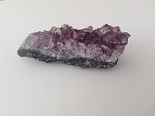 En naturlig sten med ametist