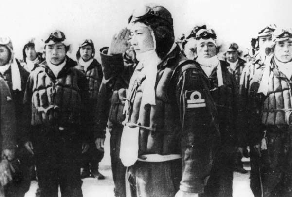 Um piloto kamikaze recebendo suas últimas encomendas.
