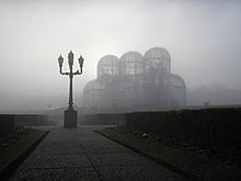 Huvudväxthuset en dimmig dag.  