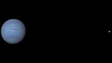 Neptunus en Triton met hun afmetingen en afstand tot elkaar op schaal.  