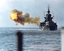 Taistelulaiva USS Idaho pommittaa Okinawaa 1. huhtikuuta 1945.  