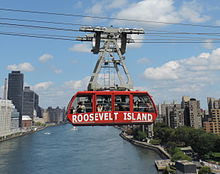 Roosevelt Islandin raitiovaunu ylittää East Riverin.  