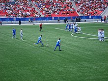 Een wedstrijd tussen de Nieuw-Zeelandse en Portugese U-20 voetbalteams op de 2007 FIFA U-20 World Cup.  