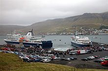 De nieuwe veerboot Smyril vaart de Faroer Eilanden binnen
